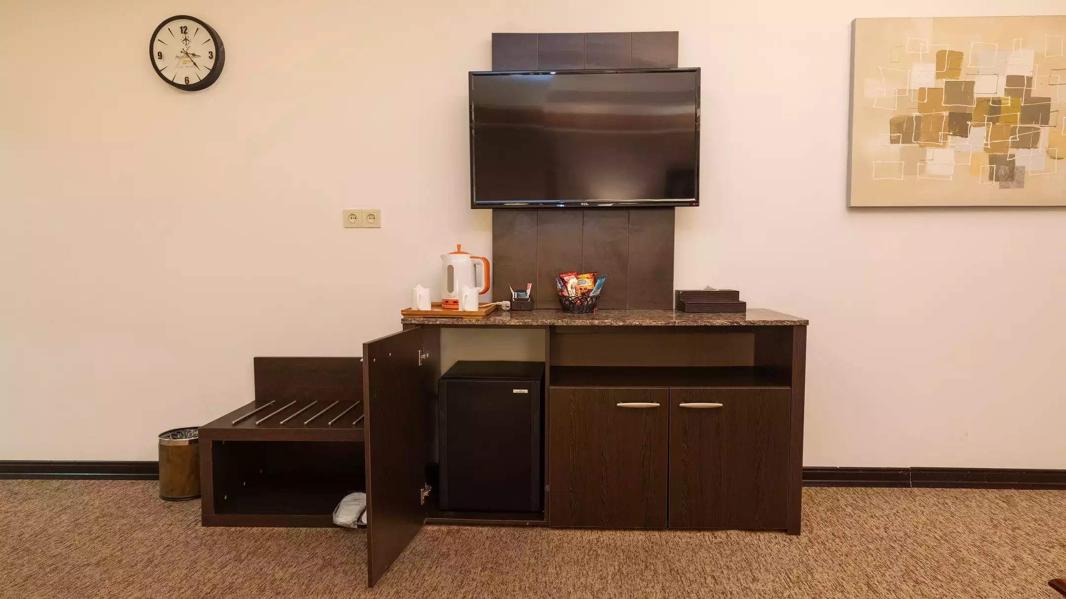 Alibaba https://cdn.alibaba.ir/ostorage/hotel-accommodation-images/670535a9b347cc1bd8f4c367_66e822e3df008c145c7c7041_هتل صدف - اتاق دوتخته دبل (2).webp